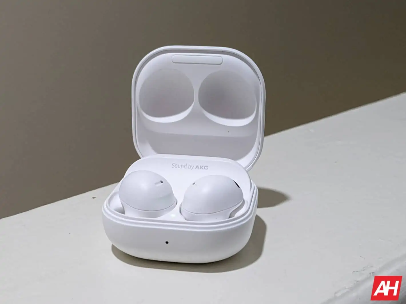 Featured image for New Samsung Galaxy Buds certified by FCC ahead of launch